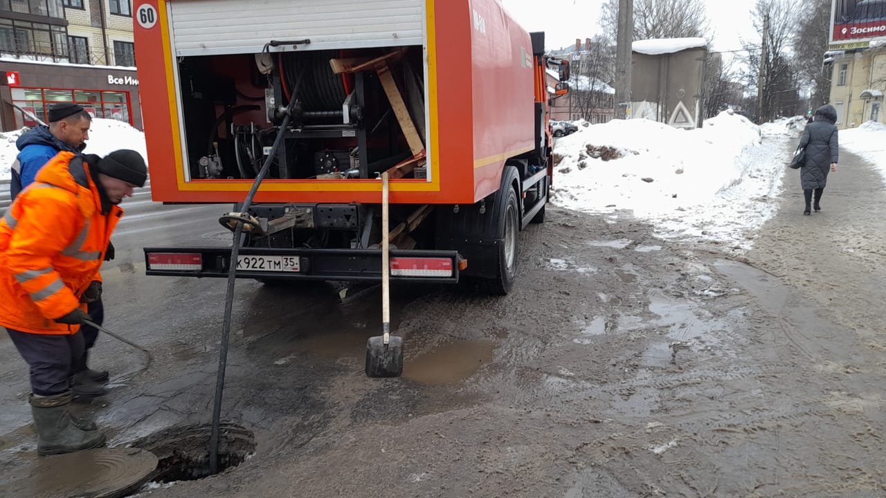 Коммунальщики Вологды приводят в порядок городскую ливнёвку